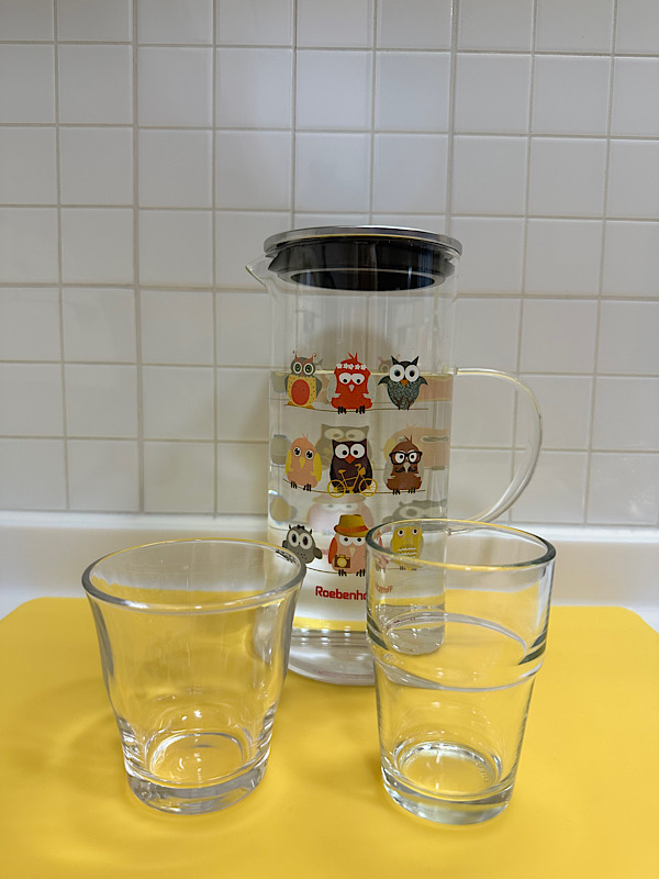 레벤호프 부엉이 유리 물병 앞에 왼쪽은 무인양품 유리컵, 오른쪽은 이케아 REKO 유리컵이 나란히 놓여 있는 모습