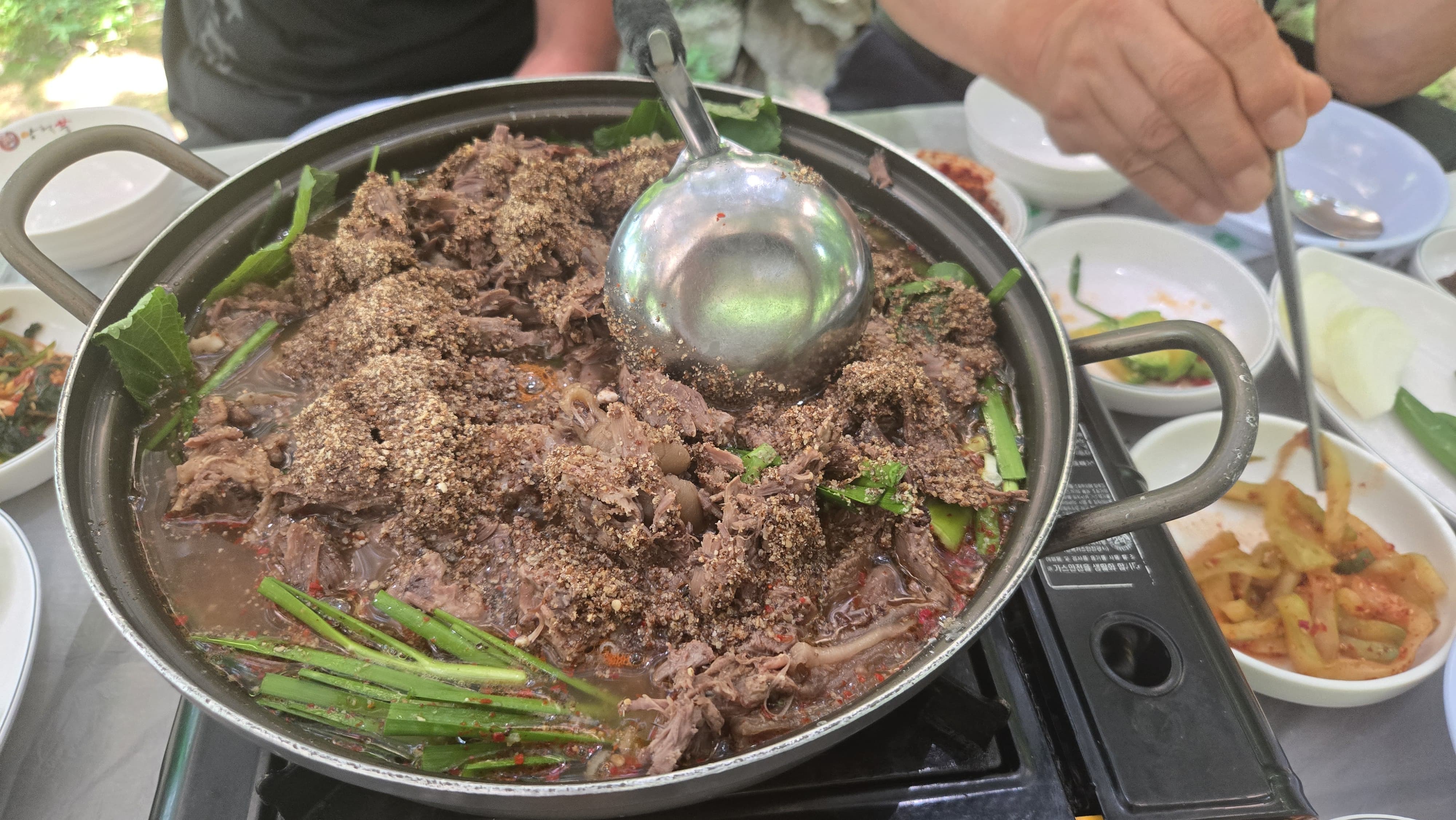 흑염소탕은 단백질과 아미노산이 풍부해 축구나 산행후 체력 저하나 건강 회복용으로 영양을 보충하는 데 도움