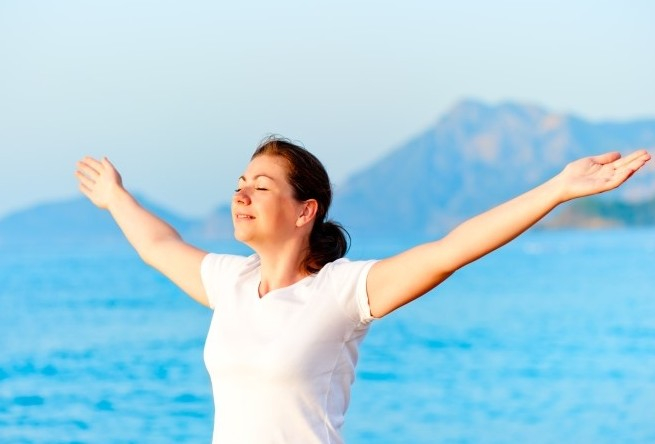 바닷가에서-눈감고-만세를-하고있는-여자