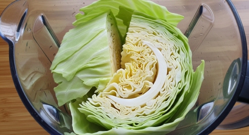 건강한 샐러드와 양배추가 함께 놓인 식탁