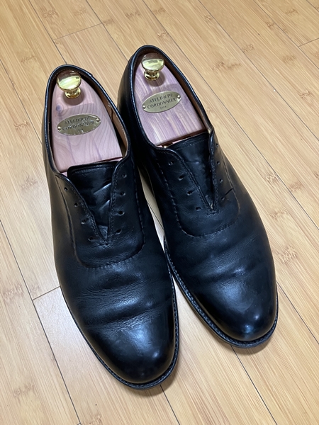 코르도니에르 삼나무 슈트리를 장착한 블랙 구두 – 사피르 비즈 왁스 케어 전 상태로 주름과 광택 저하가 보이는 모습