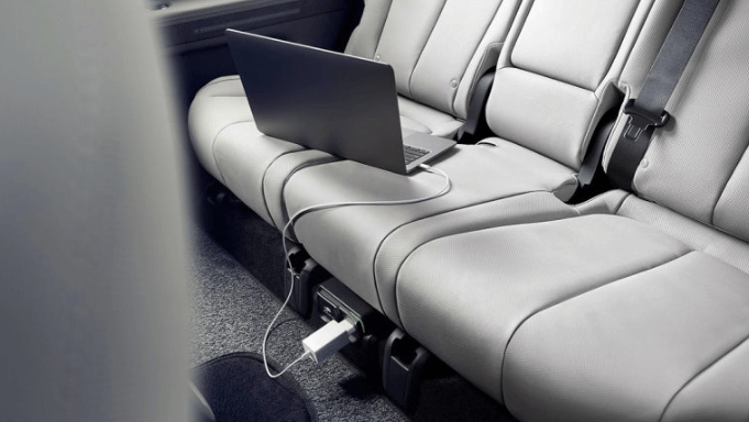 아이오닉5의 실내모습 뒷자석 노트북도 충전할수있습니다