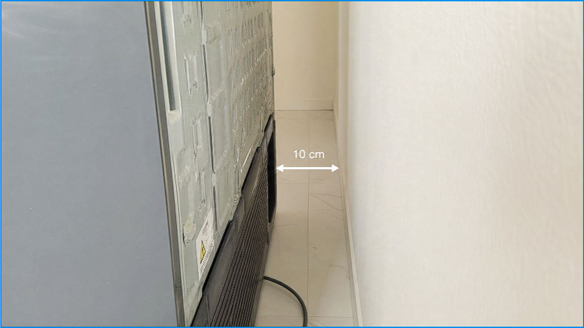 스텐 재질 냉장고의 한쪽 뒷면 모습. 냉장고 뒤판과 깔끔한 아파트 벽면 사이에 통풍을 위해 적절한 10센티미터 가량의 수평 간격 거리가 확보되어 있는 안전한 설치 모습.