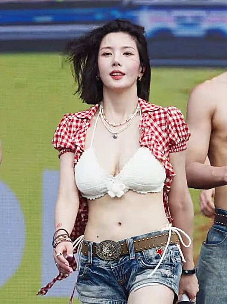 가수-권은비-워터밤