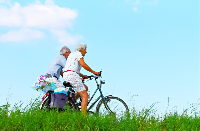 자전거를 타는 노부부