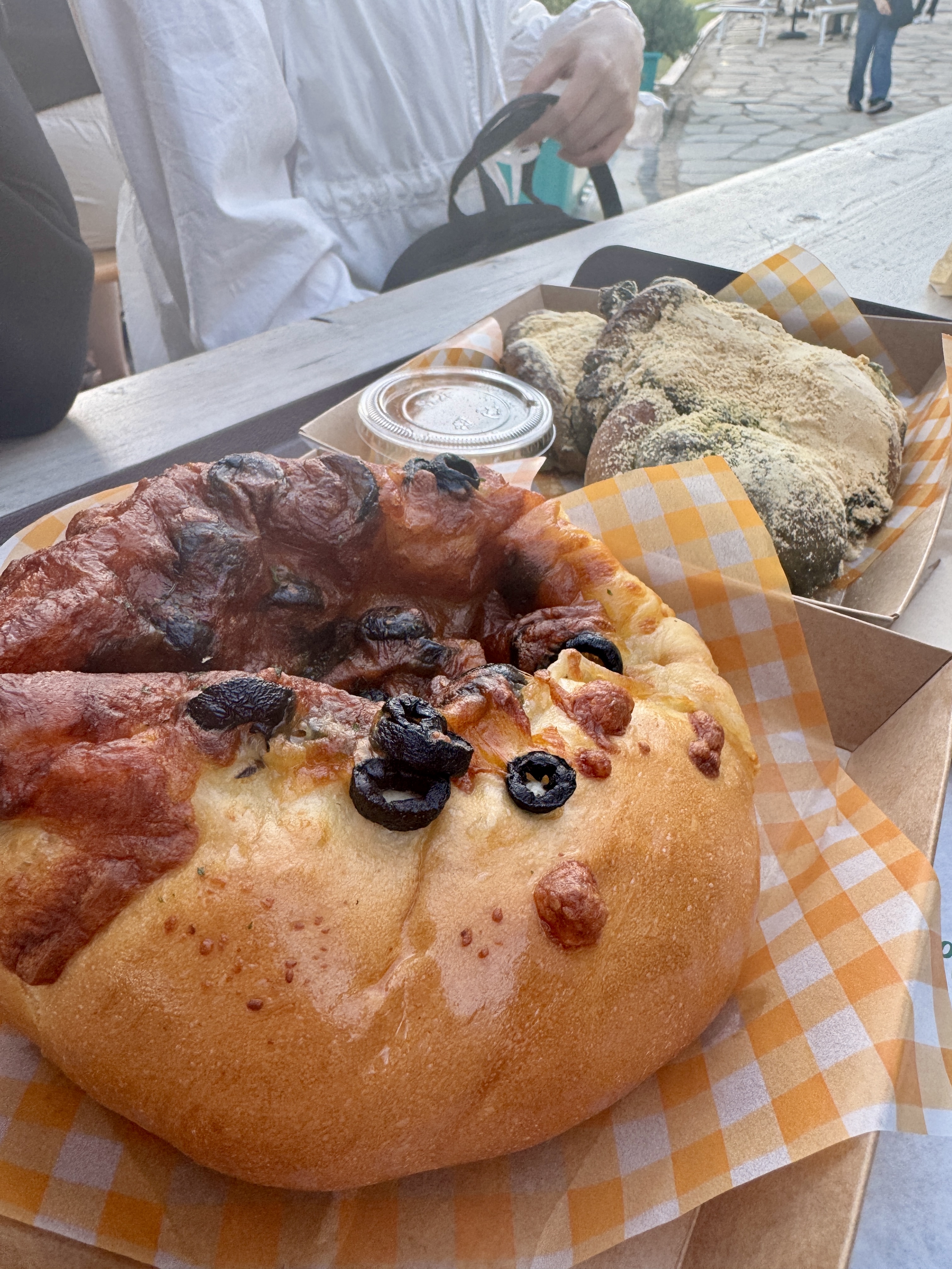 봉주르 팔당 베이커리 빵과 디핑 소스, 트레이 위 클로즈업