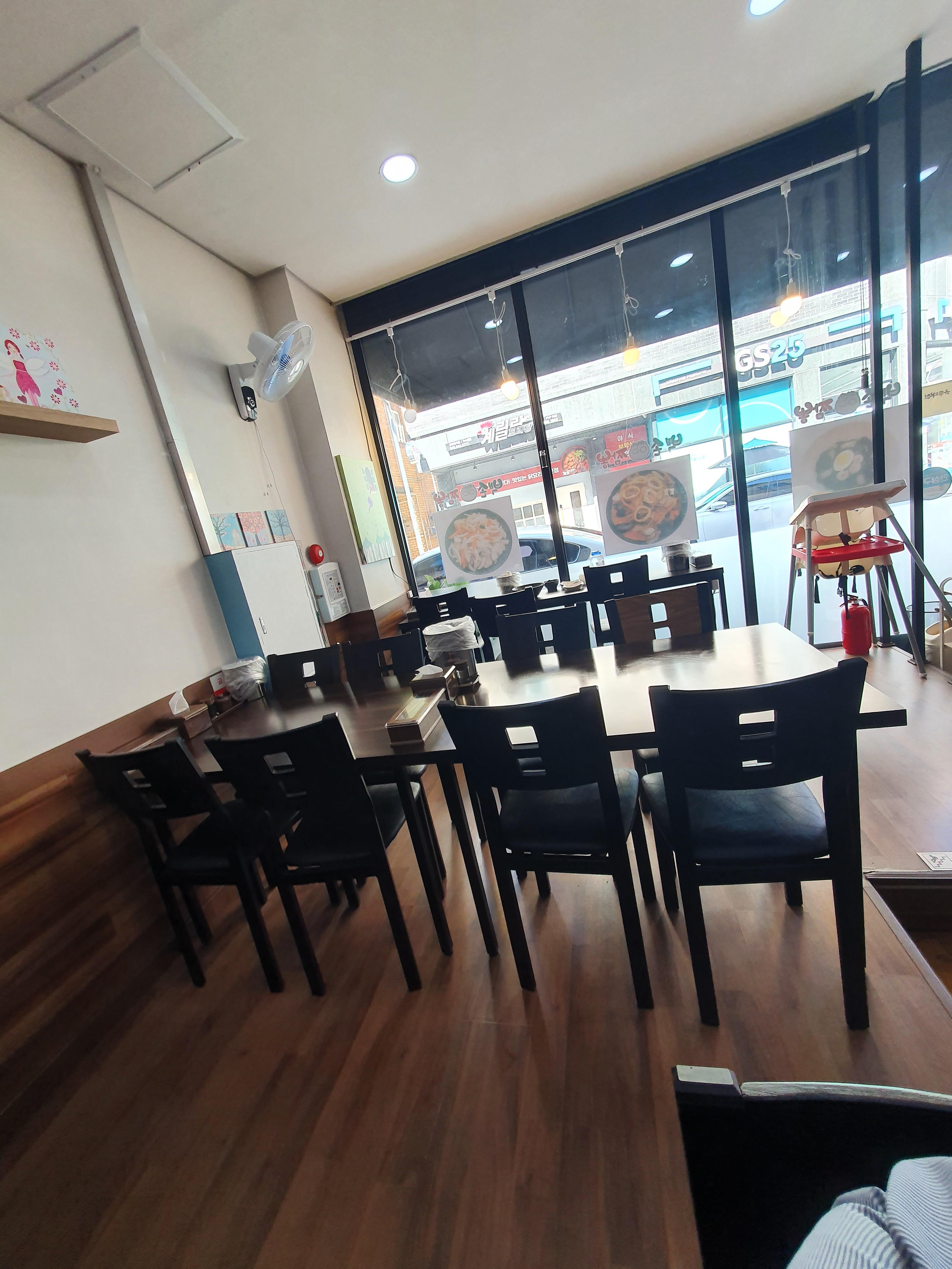 대전 가수원동 백선짬뽕 매장 테이블