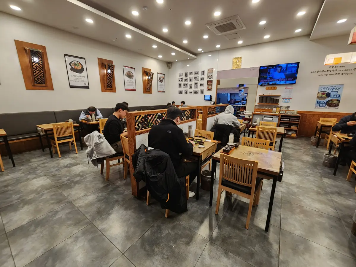 은평구-구파발-순대국-맛집-고향옥얼큰순대국-매장-실내-깔끔한-분위기