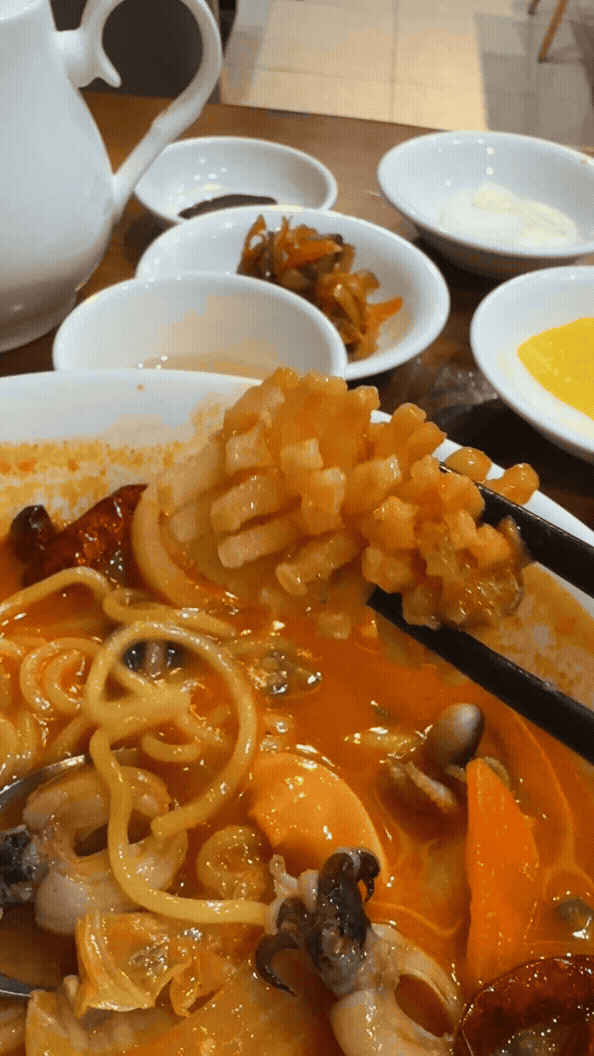 신봉동 가잔니 고추짬뽕 &ndash; 칼집 넣은 오징어 조각을 젓가락으로 집은 GIF