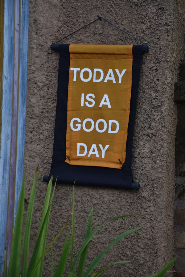 &quot;TODAY IS A GOOD DAY 문구가 적힌 벽걸이 장식&quot;