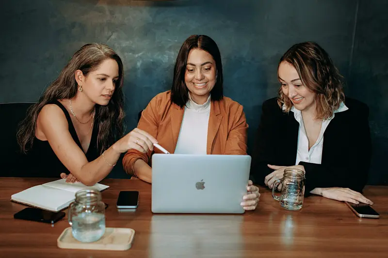 세명의 여성이 노트북을 바라보고 있는 모습