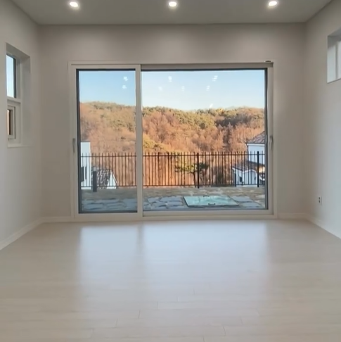 거실에서 TV 대신 창 밖 풍경을 보면서 사색을 즐길 수도 있다