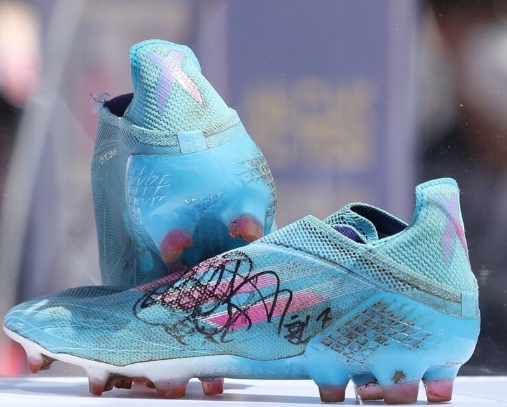 2022 KFA 풋볼페스티벌 경매에 나온 손흥민 선수의 친필 사인이 그려진 축구화