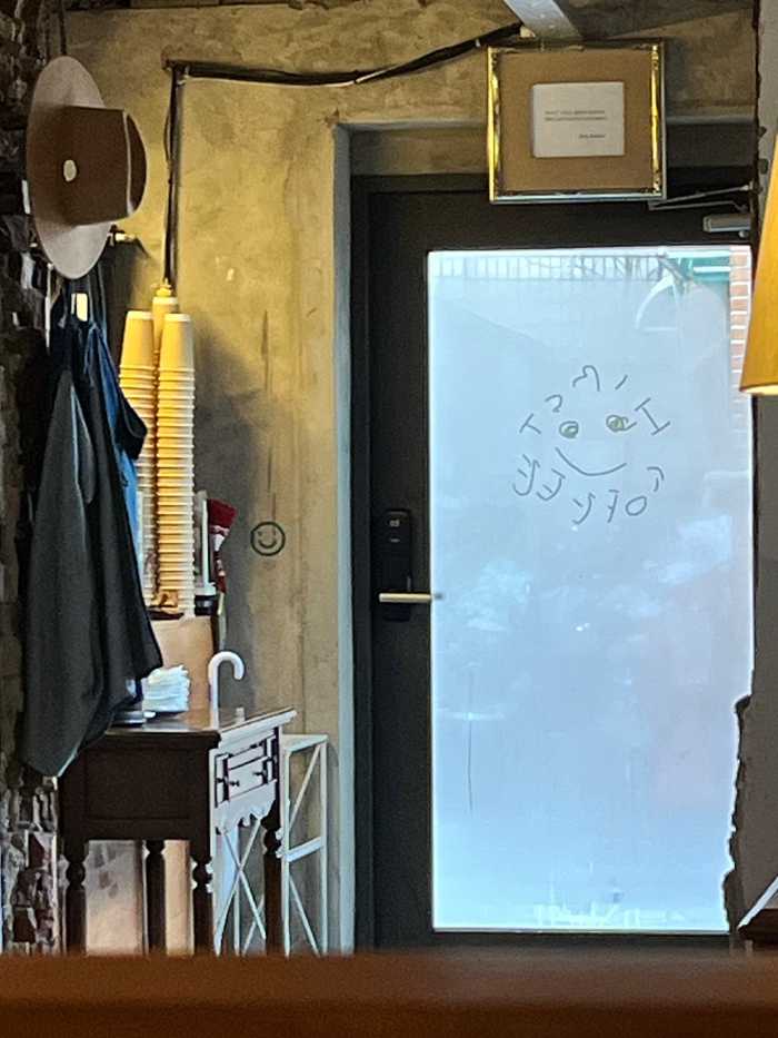 소품 및 입구 모습 2