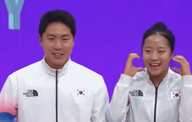 한국선수들의 여유...아시안게임 시상식서 드라마 연출?...중국관중들 환호 세례 VIDEO:&ldquo;The Korean table tennis team is cute&rdquo; Chinese fans went crazy at the awards ceremony, what was it like?