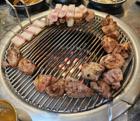 불판에 구워지는 돼지고기