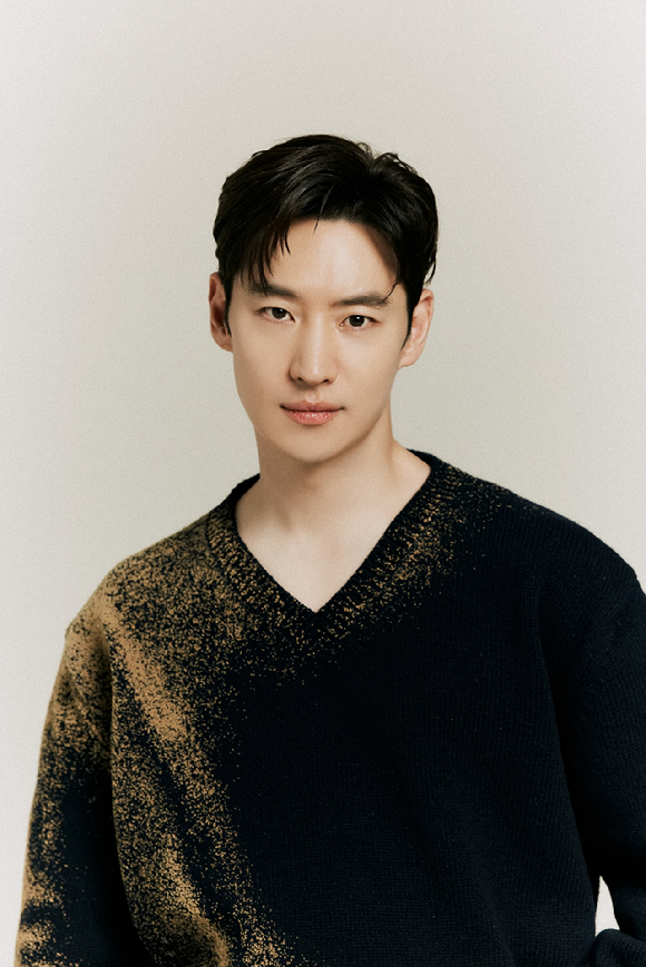 배우 이제훈이 드라마 '수사반장 1958' 종영 인터뷰에 앞서 사진 촬영을 하고 있다. [사진=컴퍼니온]