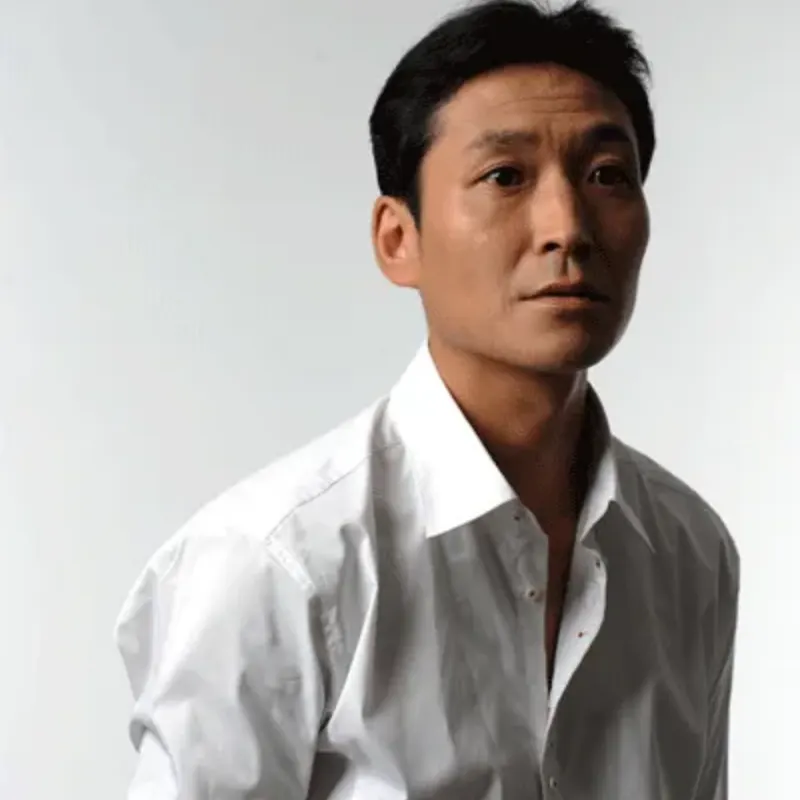 흰배경에 흰셔츠를 입은 오랫동안 당신을 기다렸습니다의 차진철