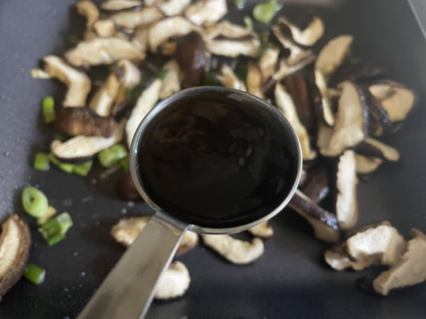 표고버섯 볶음 황금레시피 - 굴소스 1큰술
