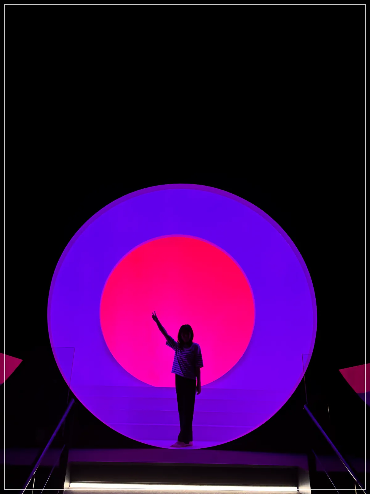 둥근 원 2개_검정바탕-여자1명