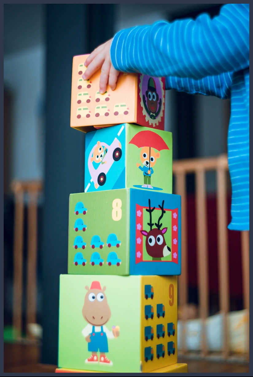 블록을 쌓는 아이