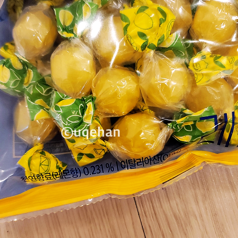 노브랜드 레몬 사탕 제품 하단에 천연향료(레몬향) 0.231& ㅣ 이탈리아산(OEM) 이라고 써있다.