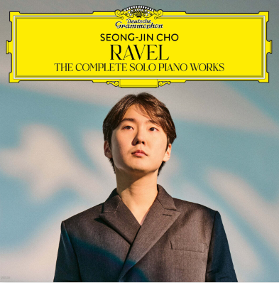 피아니스트 조성진의 라벨 피아노 전곡 앨범 표지. Deutsche Grammophon에서 발매됨.