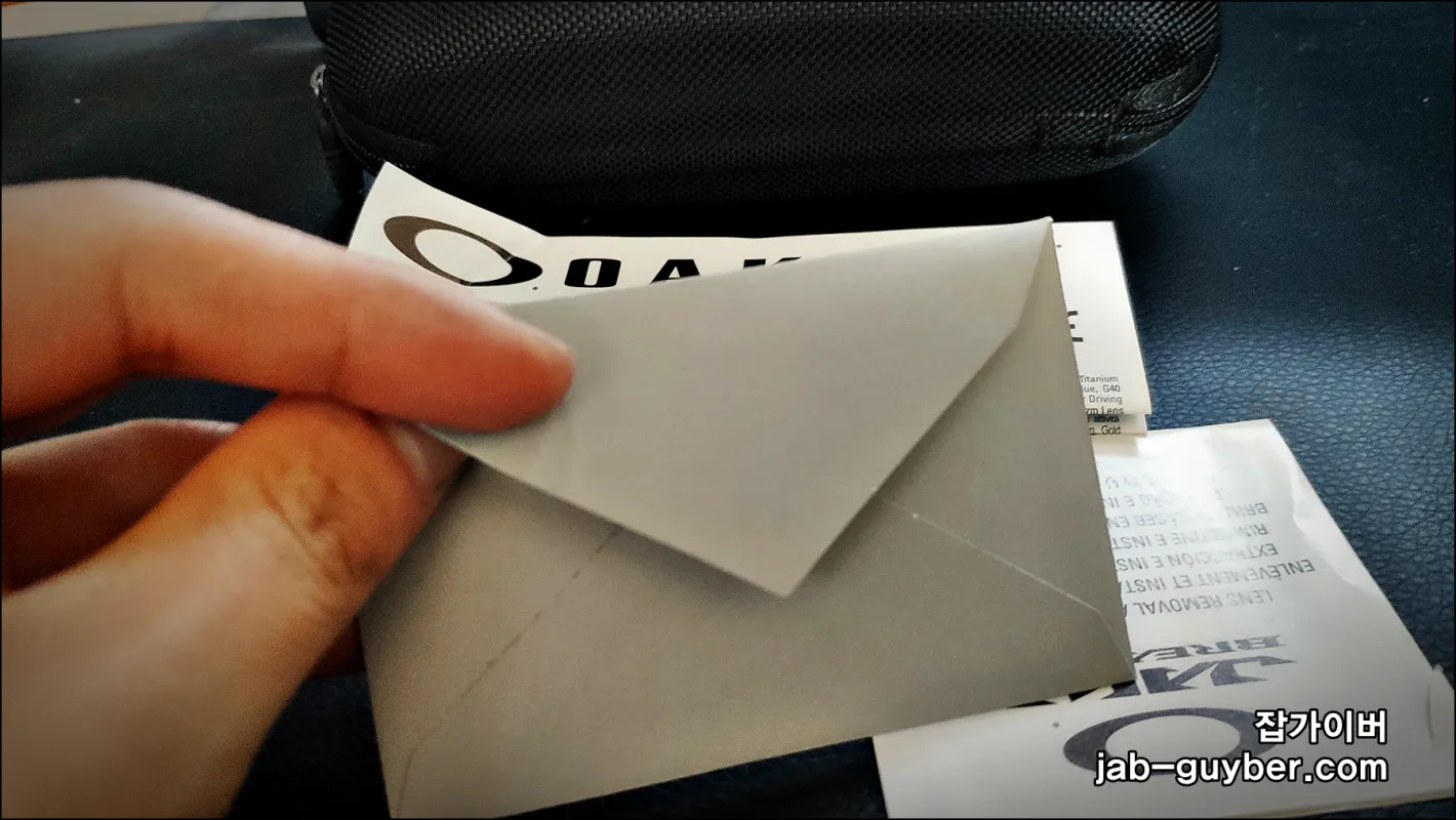 오클리 죠브레이커 프레임과 렌즈 근접 사진