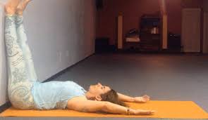 다리를 벽에 올린 스트레칭