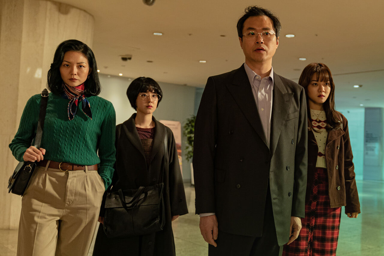 상무를 앞세워 증거를 찾으러 가는 세 여주인공