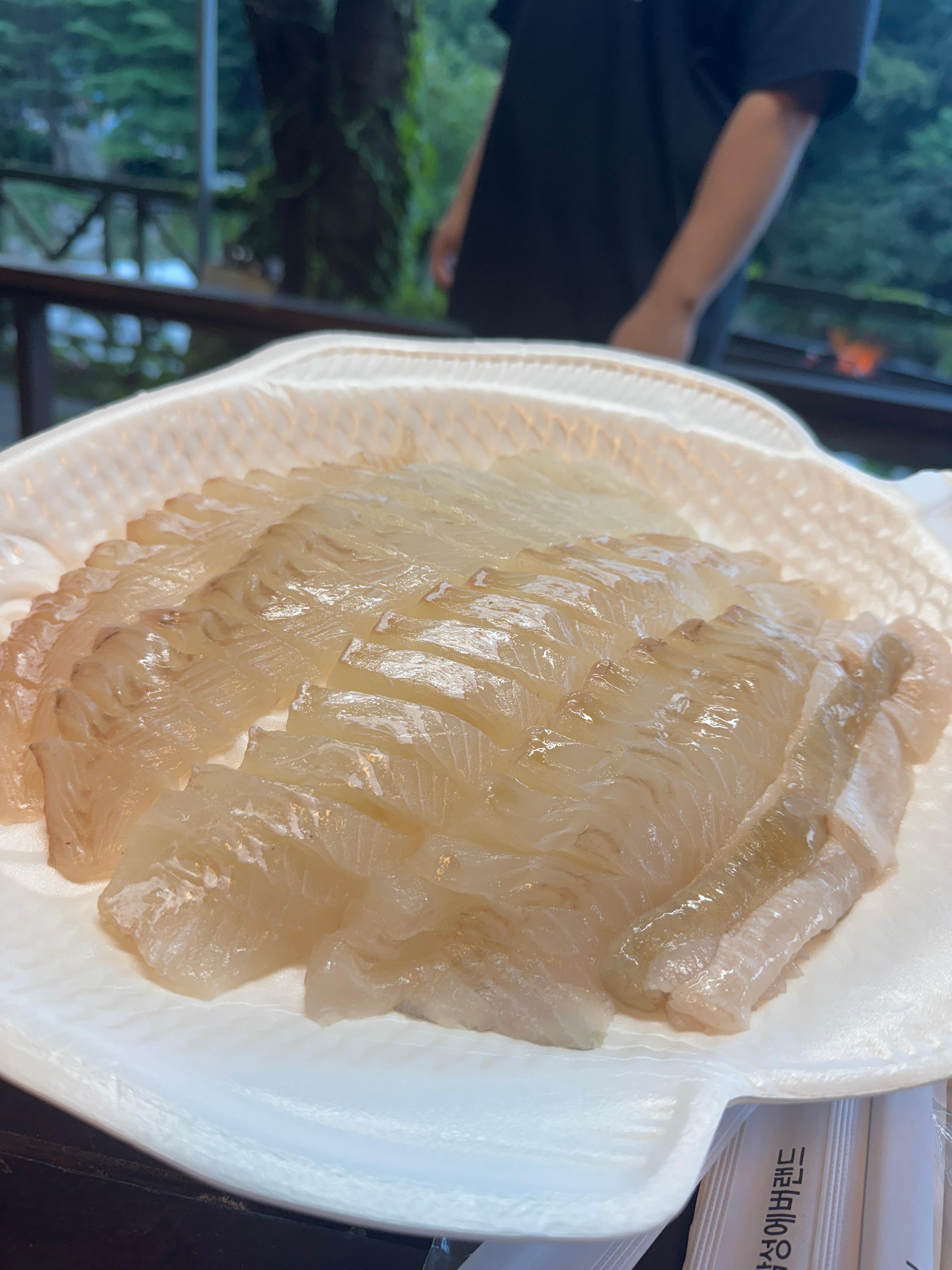 가평 펜션에서 펼쳐놓은 싱싱한 회 한 접시. 마트에서 사왔지만 바람 솔솔 부는 테라스에서 먹으니 훨씬 특별하게 느껴졌다.