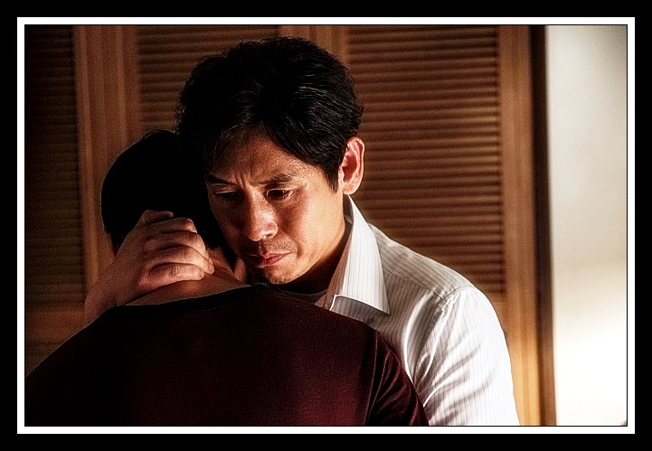 성유빈을-쓰다듬는-설경구