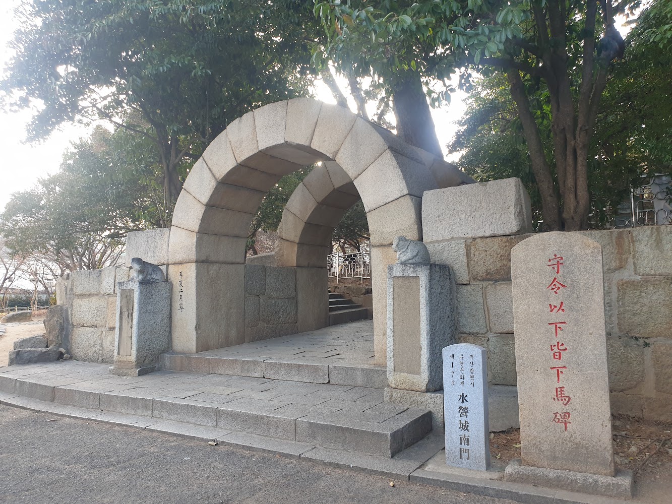 수영사적공원. 문. 위치 : 35°10'13.5&quot;N 129°06'55.2&quot;E