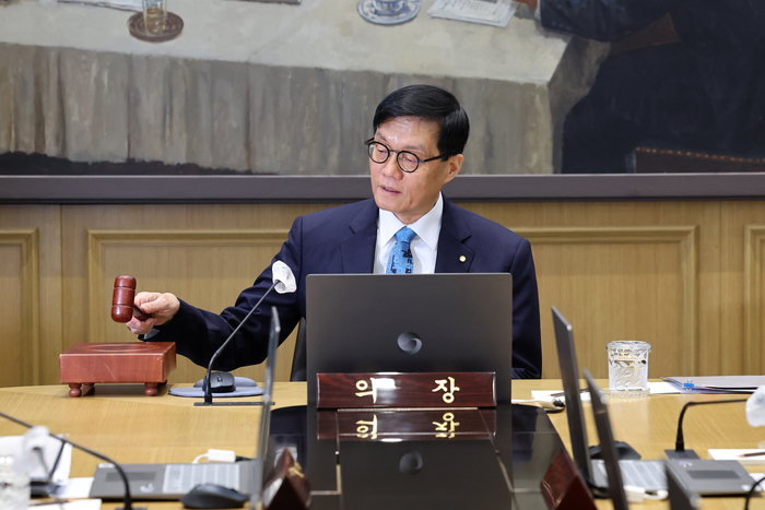이창용 한국은행 총재가 17일 서울 중구 한국은행 본관에서 열린 금융통화위원회 본회의에서 의사봉을 두드리며 개회 선언을 하고 있다.