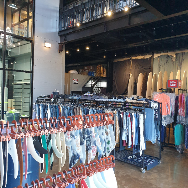 양양 카페 데님 서프 보드스 (Denim Surf boards)_ 매장 내 부 _ 서핑관련 제품 판매 공간