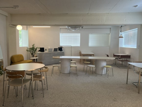 넓은 공간과 테이블, 의자