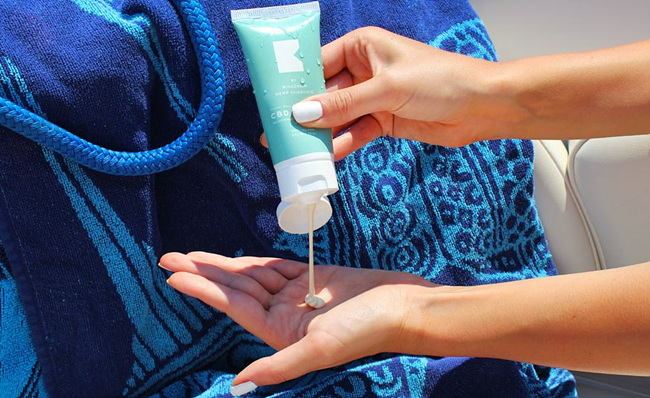 자외선 차단제 바르는 사진