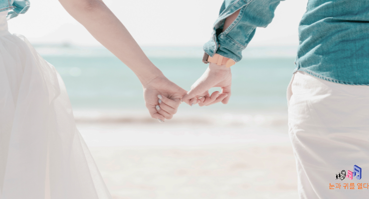 연인이-약지를-걸고-있는-장면