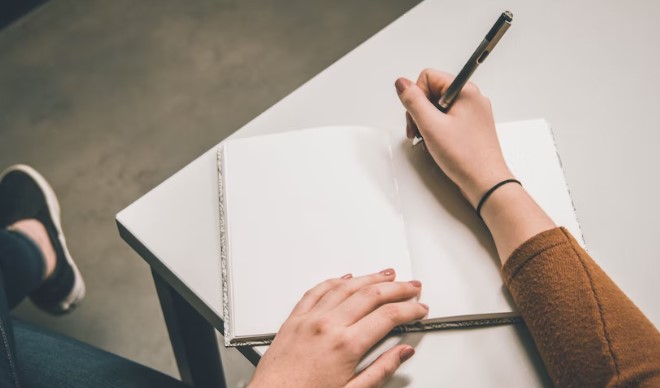 작성-중인-사람-사진