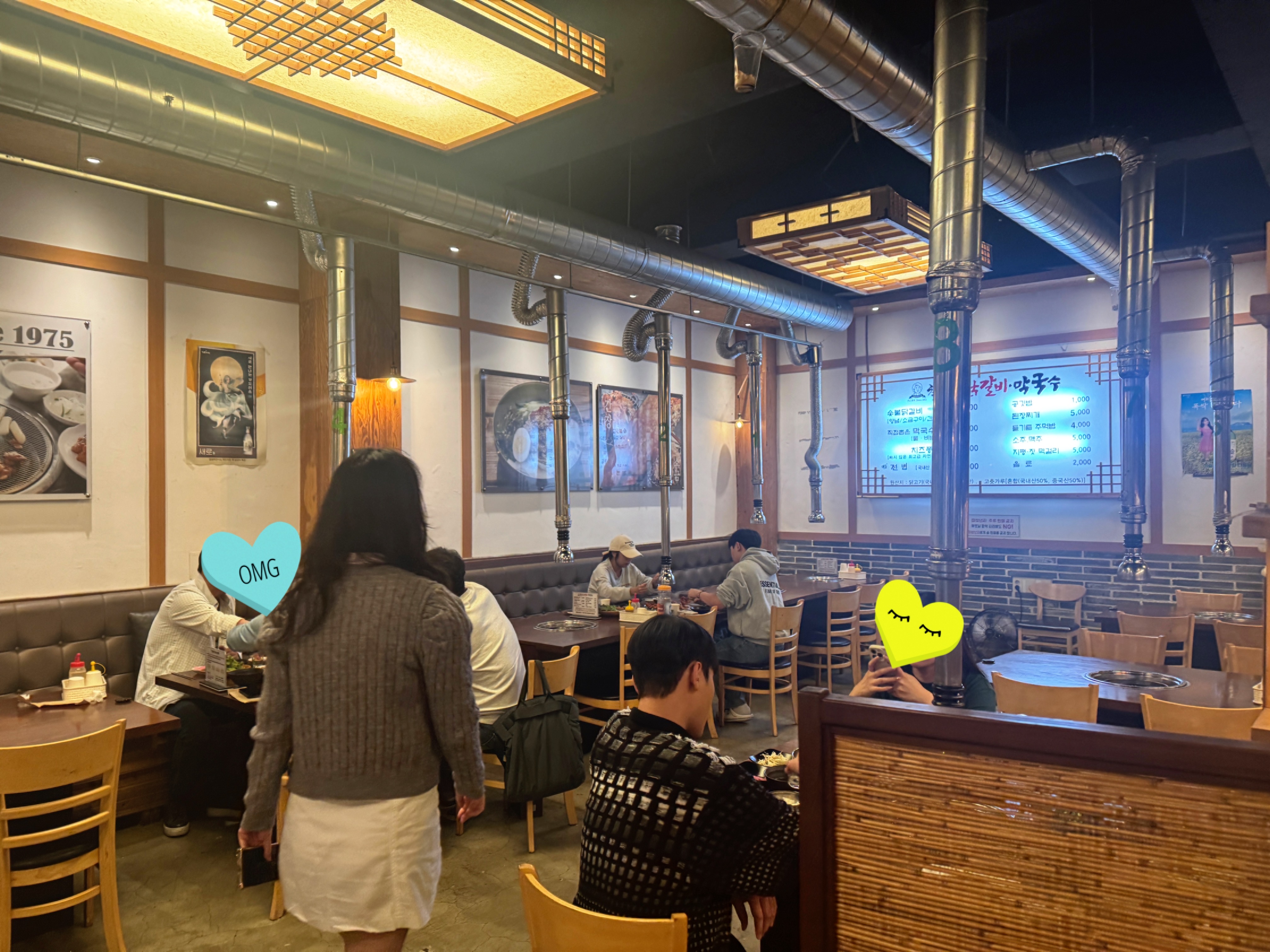 양평 서종면 칠오닭갈비 막국수 내부, 따뜻한 조명과 환기덕트가 인상적인 홀 모습