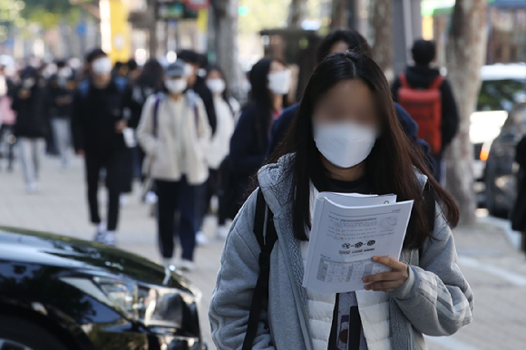 서울시 전체 중학교 신입생 수가 감소하는 한편 강남&middot;서초 지역은 유일하게 늘어난 것으로 나타났다. 위 사진은 2021년 10월 24일 서울시 강남구 대치동 인근 학원가 모습. 기사 내용과 무관함. [사진=뉴시스]