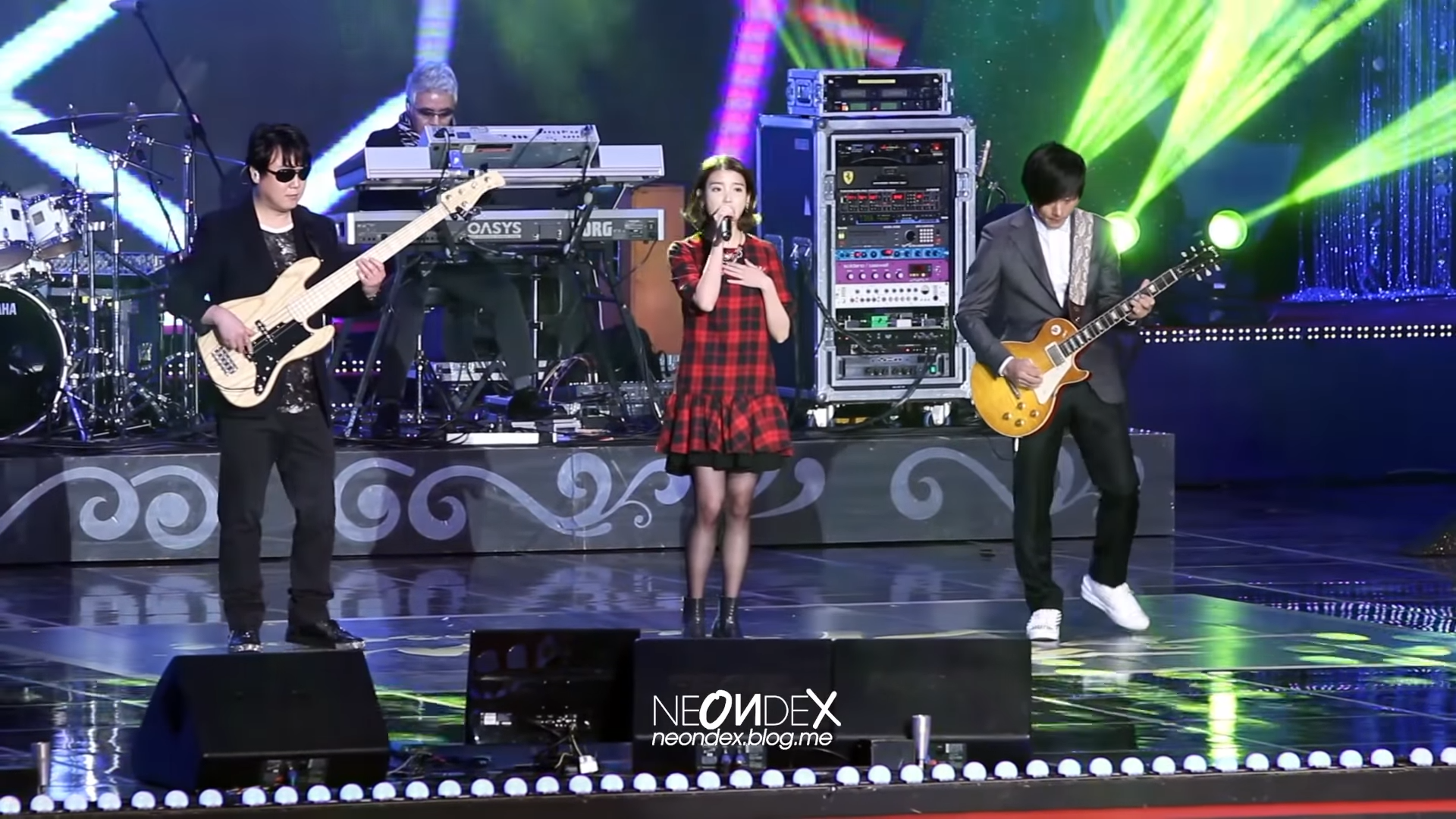131118 대중문화예술상 아이유 IU - 단발머리(조용필) 1-21 screenshot