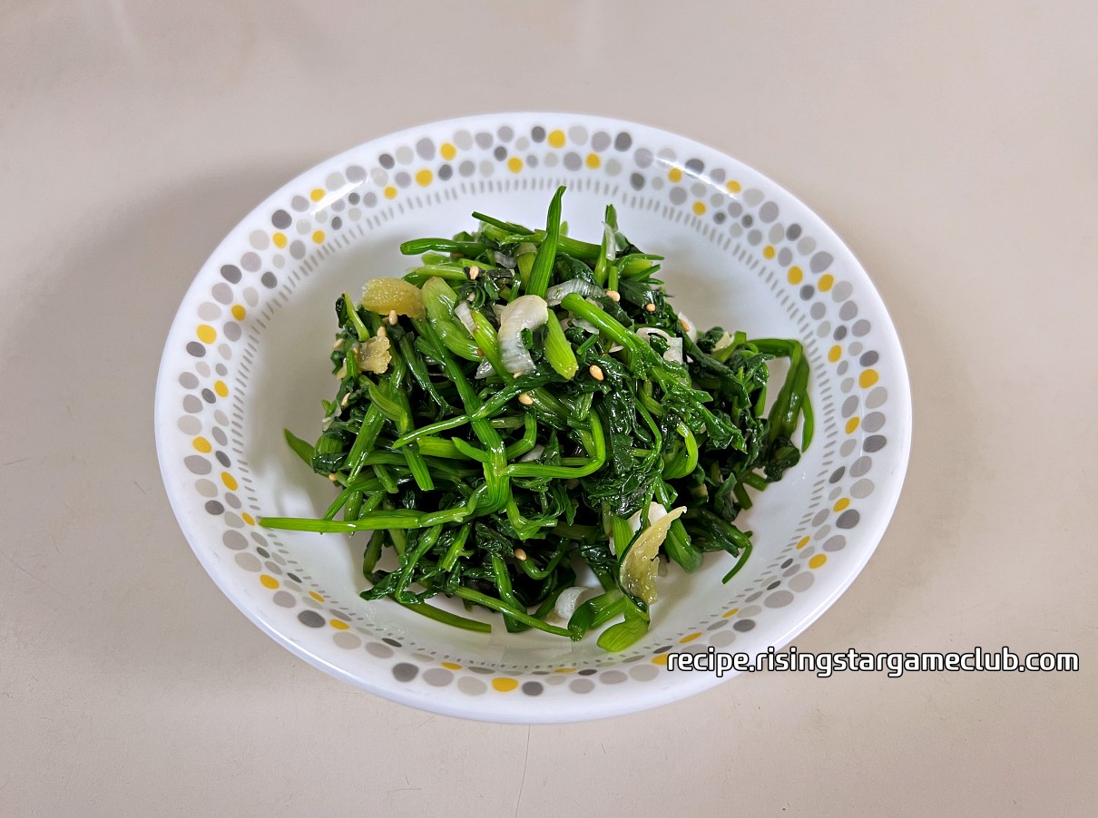 미나리 무침이 완성된 사진