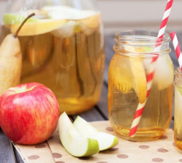 사과-한-알과-사과조각과-꿀이-같이-있는-사진