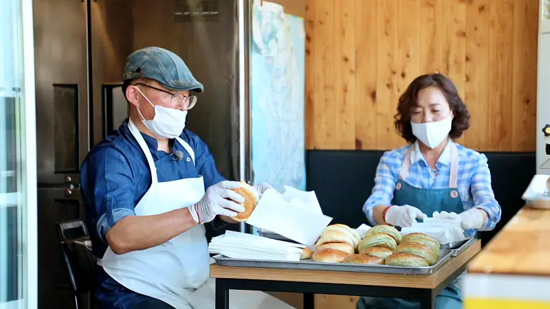 김영철의 동네 한 바퀴 숨어있는 빵지순례 베이커리 평생의 단짝이 만드는 달콤한 단팥빵 충남 서천 맛집 소개