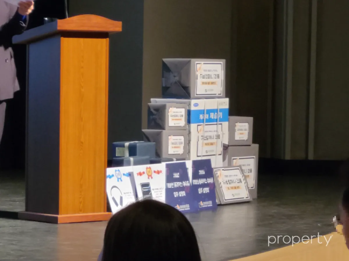 무대위-쌓아둔경품-회색포장지에쌓여진상자들