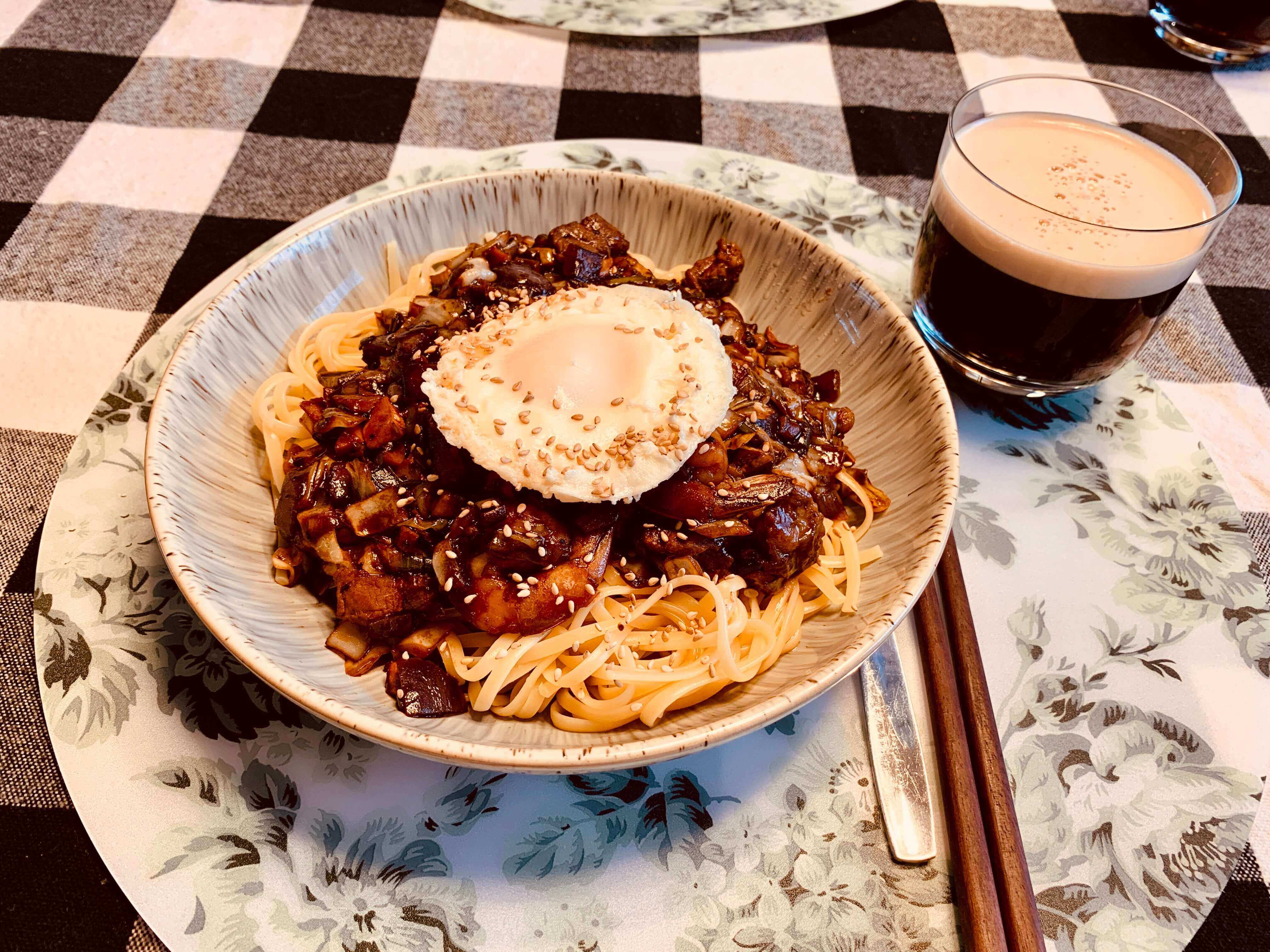 짜장면-위에-계란-흑맥주가-보이는-모습