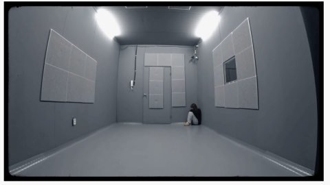 머니게임참가자_방의구석에서_웅크리고있음