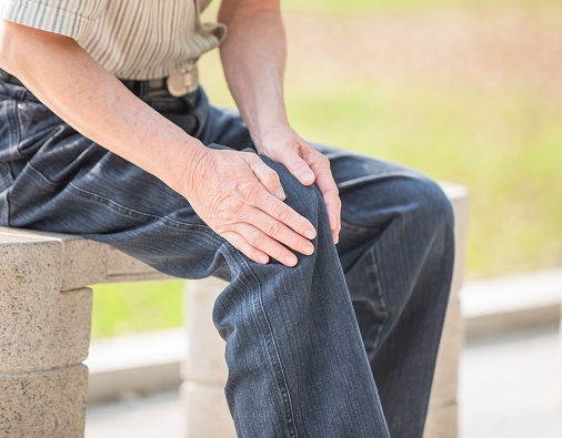 무릎 통증, 50대 이상 64%가 겪는 이유는?