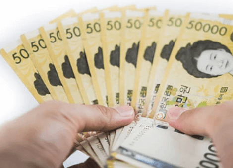 지폐를-쥐고-있는-모습